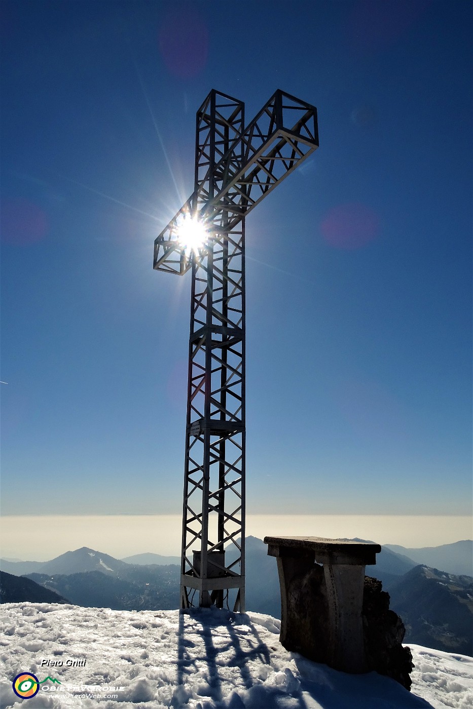 04 Alla croce di vetta del Monte Suchello (1541 m).JPG